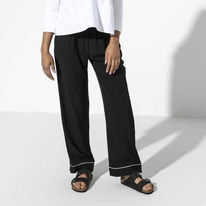 Arizona Soft Footbed Oiled Leather in Color Black | Birkenstock