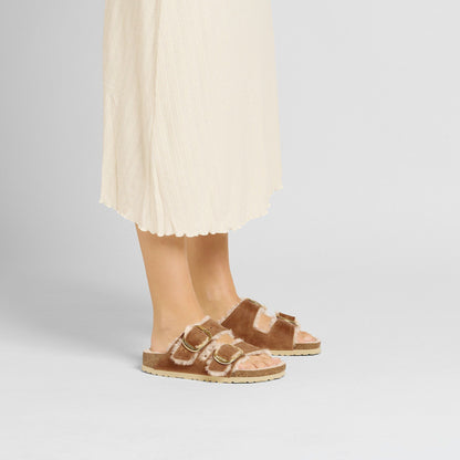 Arizona Big Buckle Shearling Oiled Leather in Color Cognac | Birkenstock