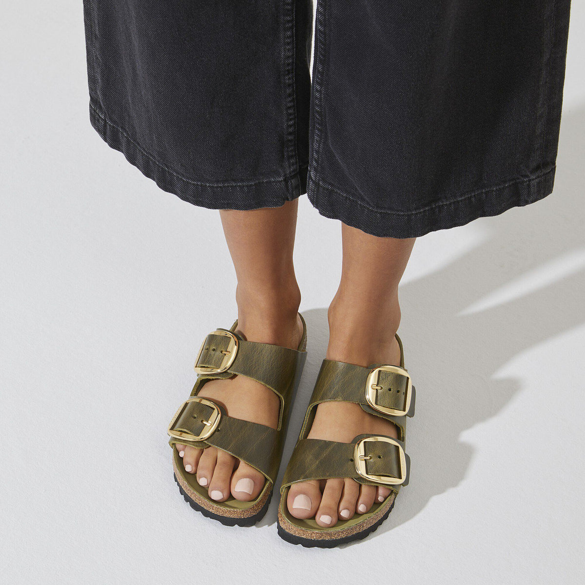 Arizona Big Buckle Oiled Leather in Color Olive Green | Birkenstock