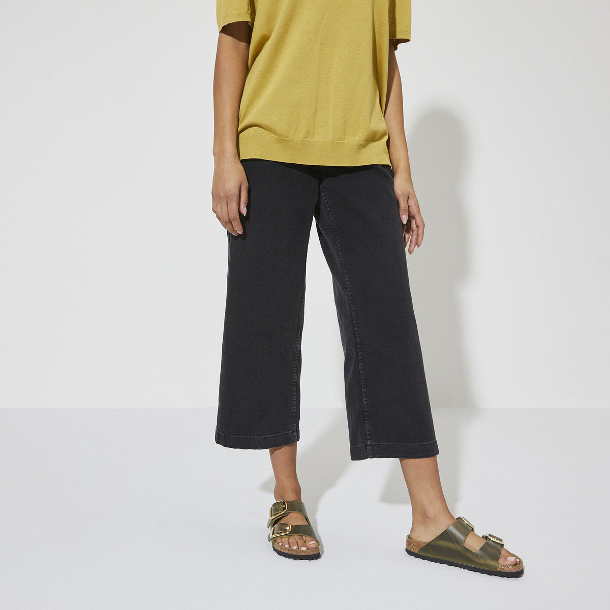 Arizona Big Buckle Oiled Leather in Color Olive Green | Birkenstock