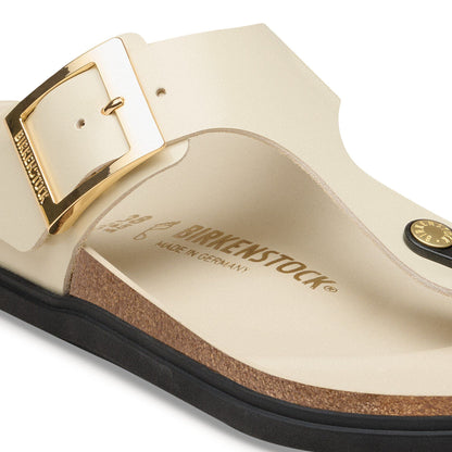 Gizeh Droplet Buckle Natural Leather Patent in Color High Shine Ecru | Birkenstock