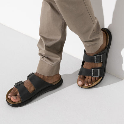 Arizona Crosstown Men Oiled Leather in Color Black | Birkenstock