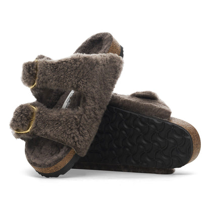 Arizona Big Buckle Shearling in Color Concrete Gray | Birkenstock