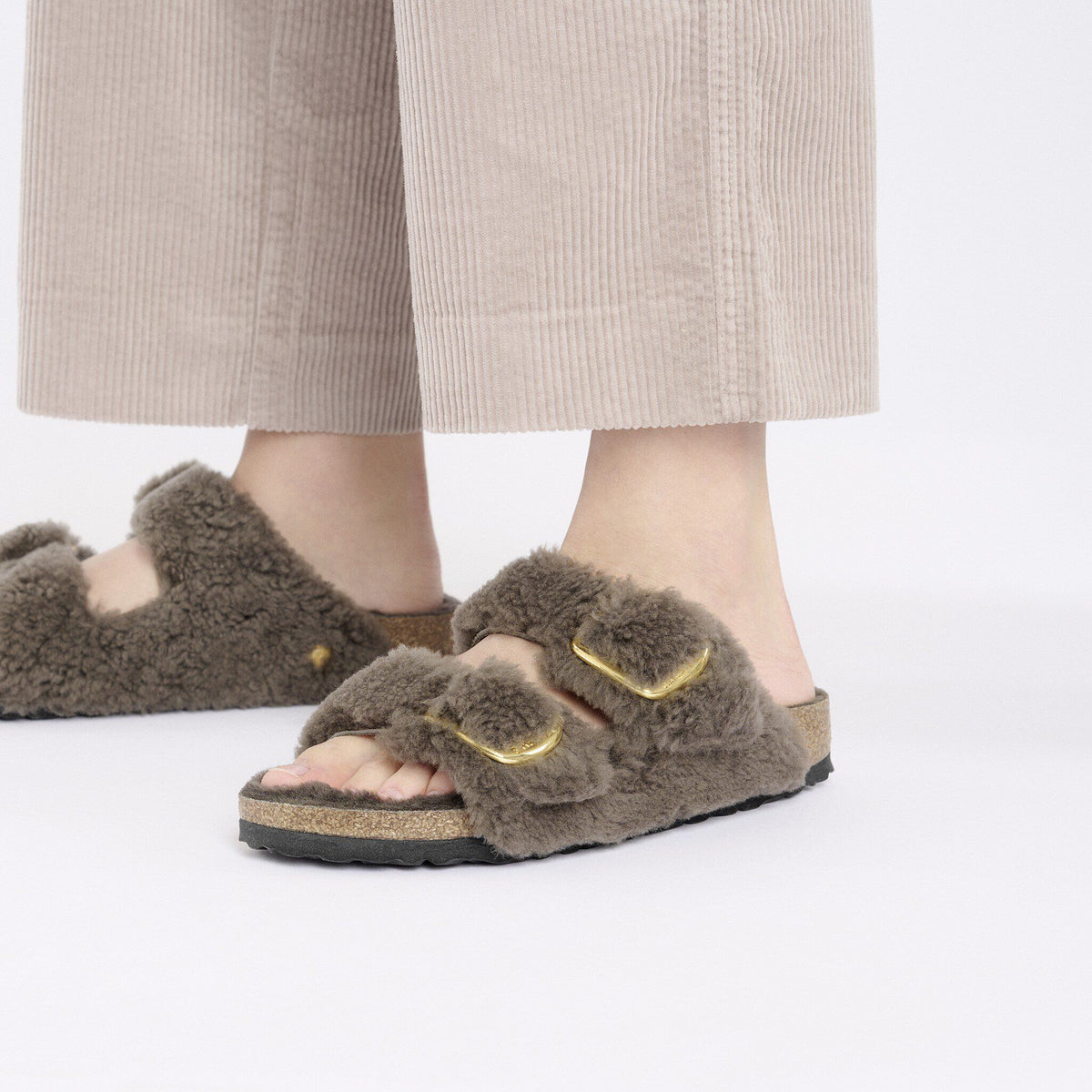 Arizona Big Buckle Shearling in Color Concrete Gray | Birkenstock