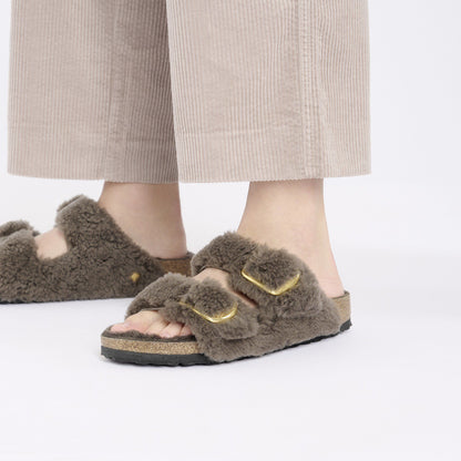 Arizona Big Buckle Shearling in Color Concrete Gray | Birkenstock