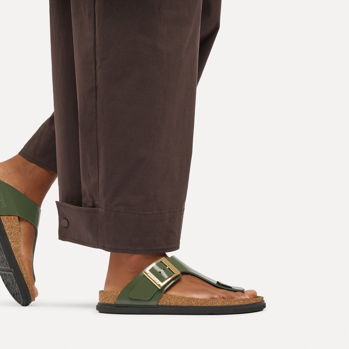 Gizeh Droplet Buckle Natural Leather Patent in Color High-Shine Thyme | Birkenstock
