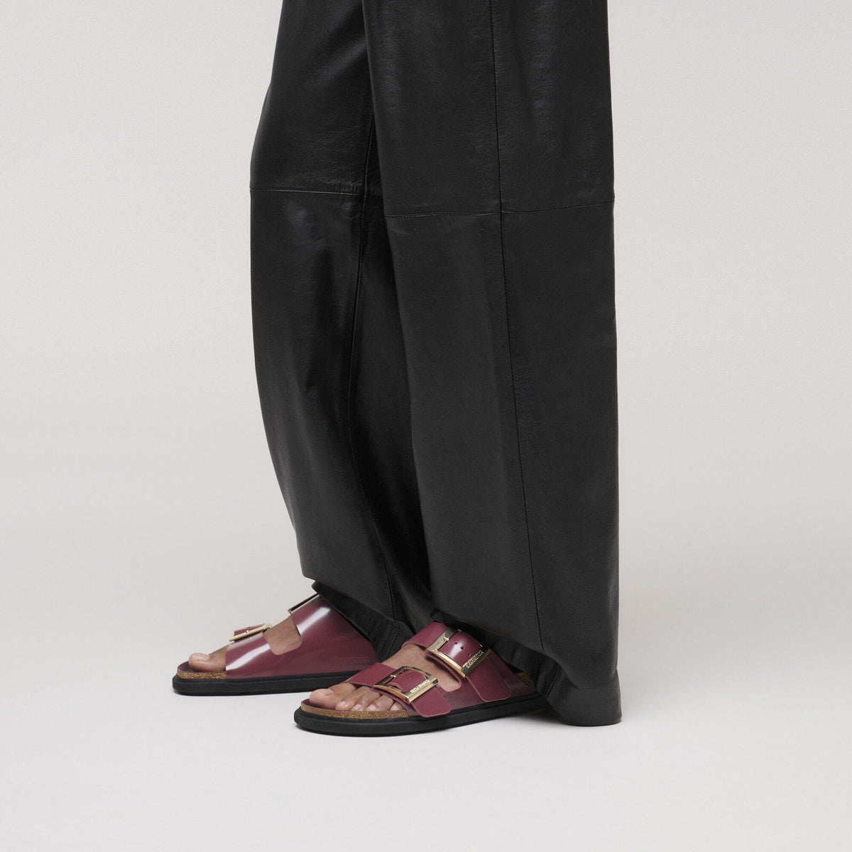 Arizona Droplet Buckle Natural Leather Patent in Color Zinfandel High Shine | Birkenstock