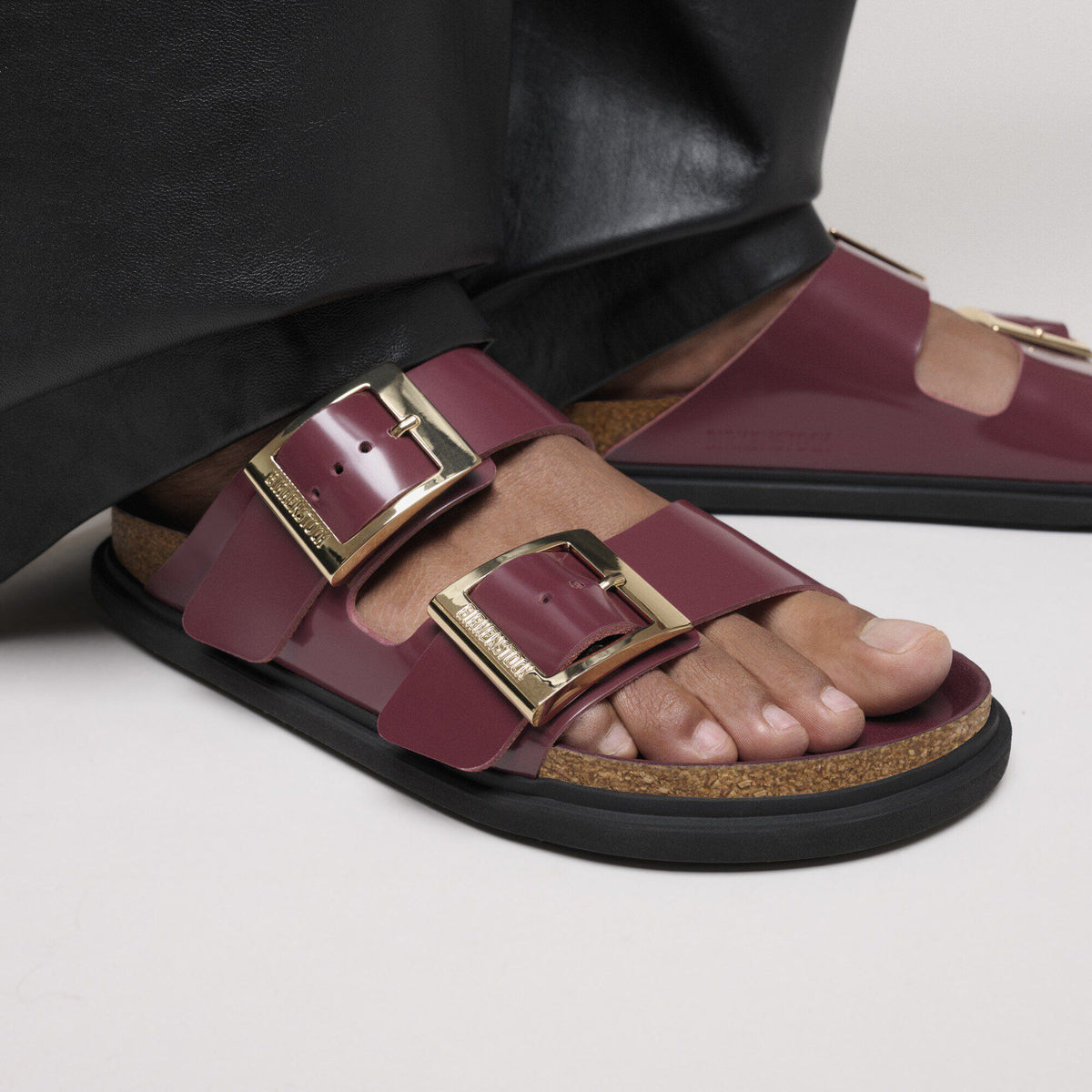 Arizona Droplet Buckle Natural Leather Patent in Color Zinfandel High Shine | Birkenstock