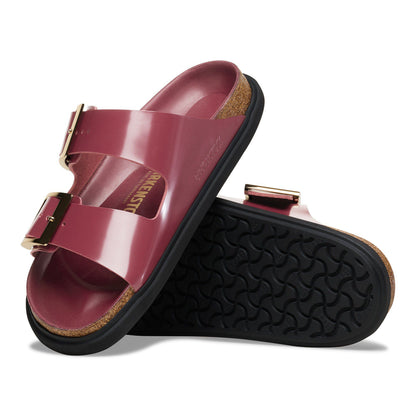 Arizona Droplet Buckle Natural Leather Patent in Color Zinfandel High Shine | Birkenstock