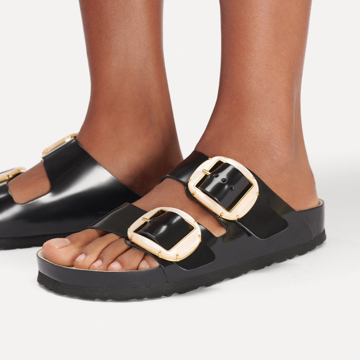 Arizona Big Buckle Pearl Natural Leather Patent in Color High-Shine Black/Ecru | Birkenstock