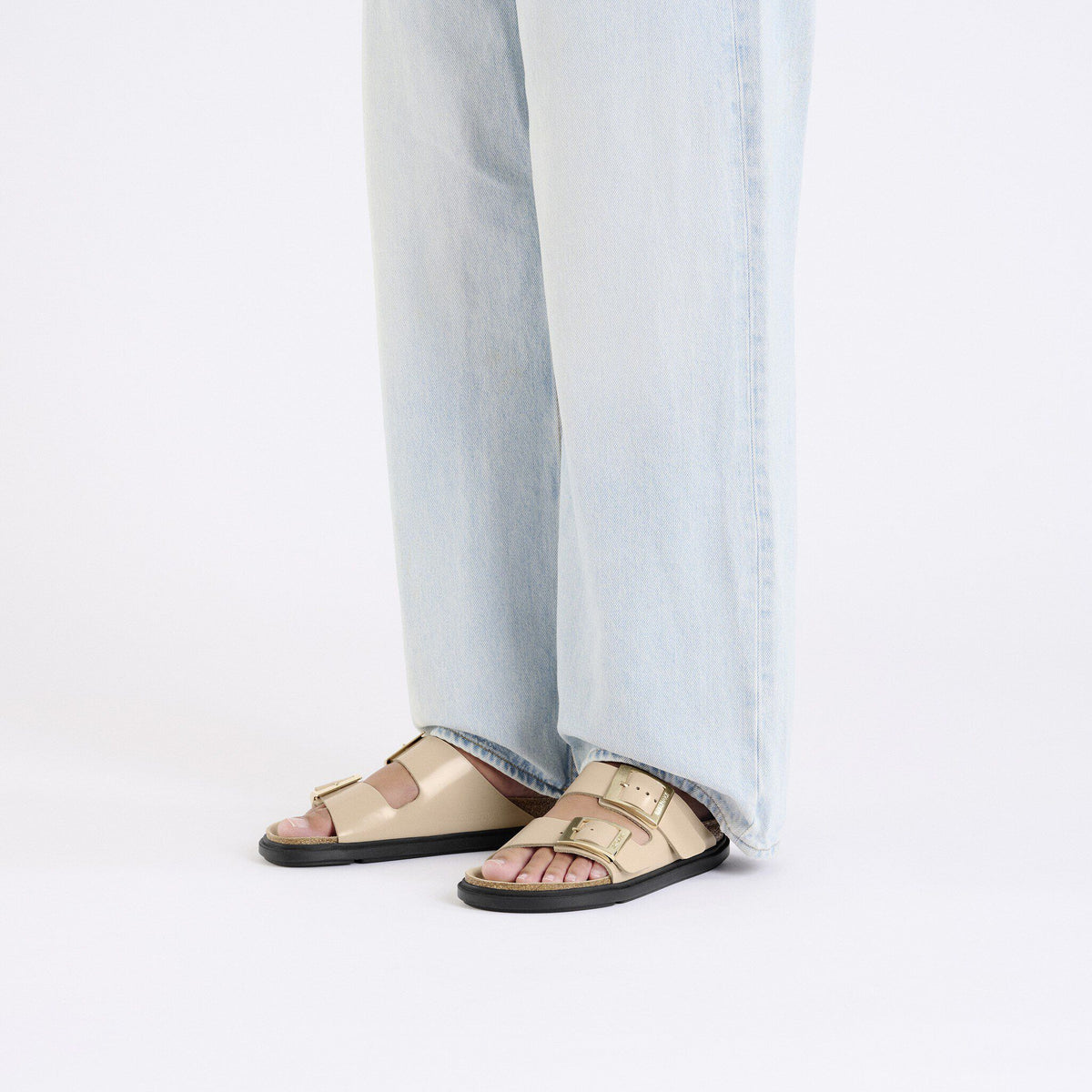Arizona Droplet Buckle Natural Leather Patent in Color High Shine New Beige | Birkenstock