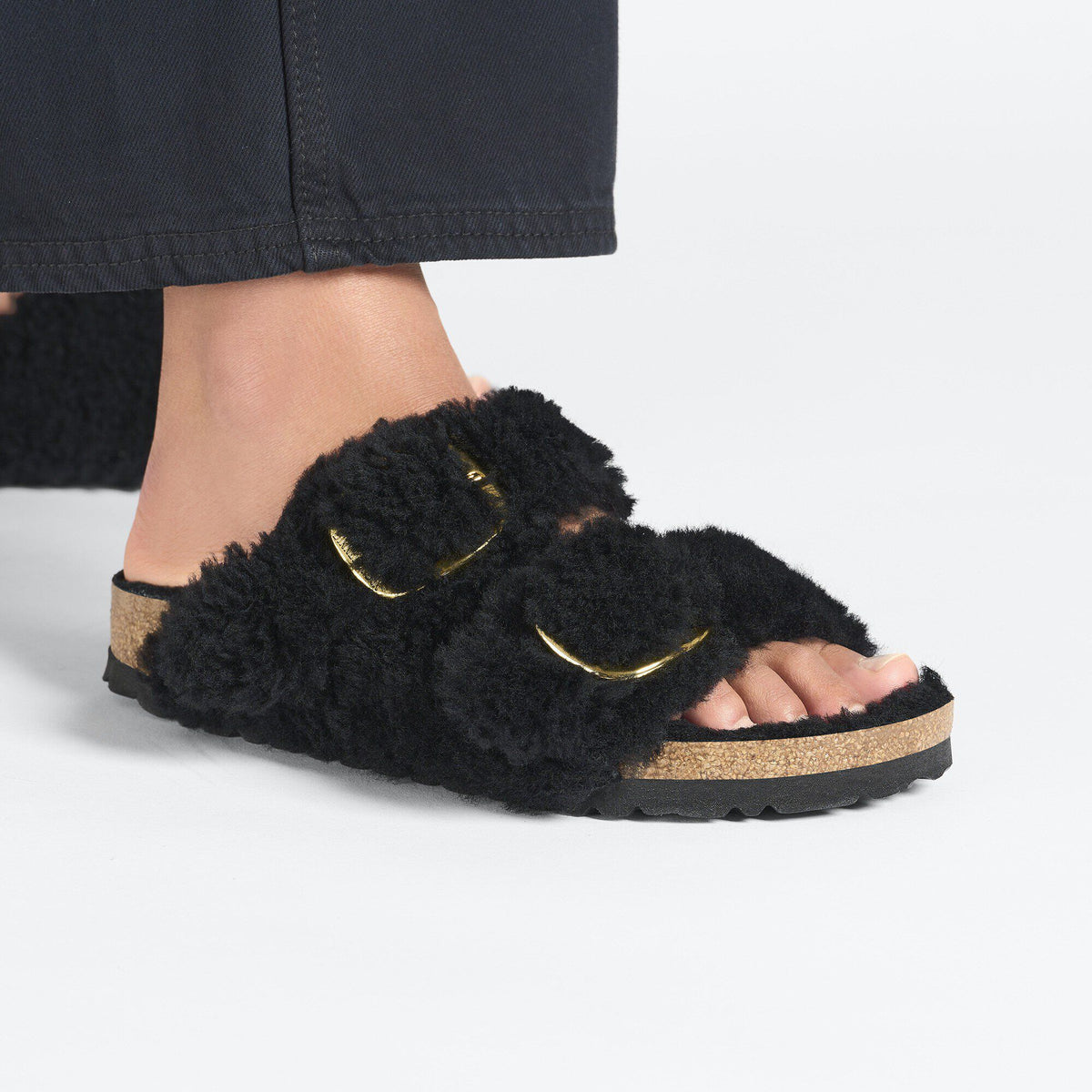 Arizona Big Buckle Shearling in Color Black Gold | Birkenstock