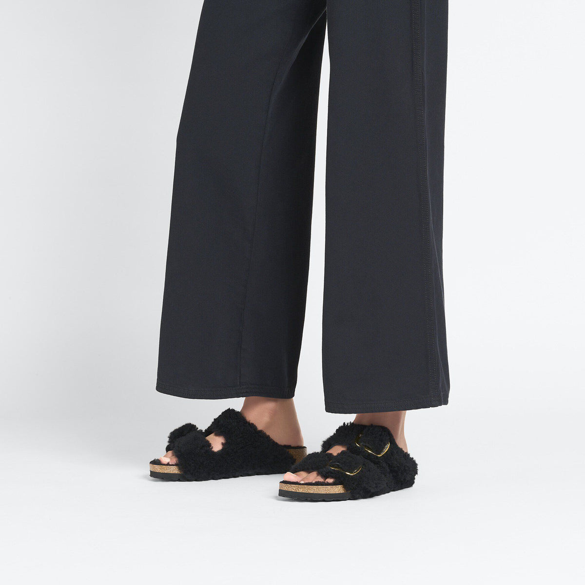 Arizona Big Buckle Shearling in Color Black Gold | Birkenstock