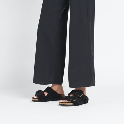 Arizona Big Buckle Shearling in Color Black Gold | Birkenstock
