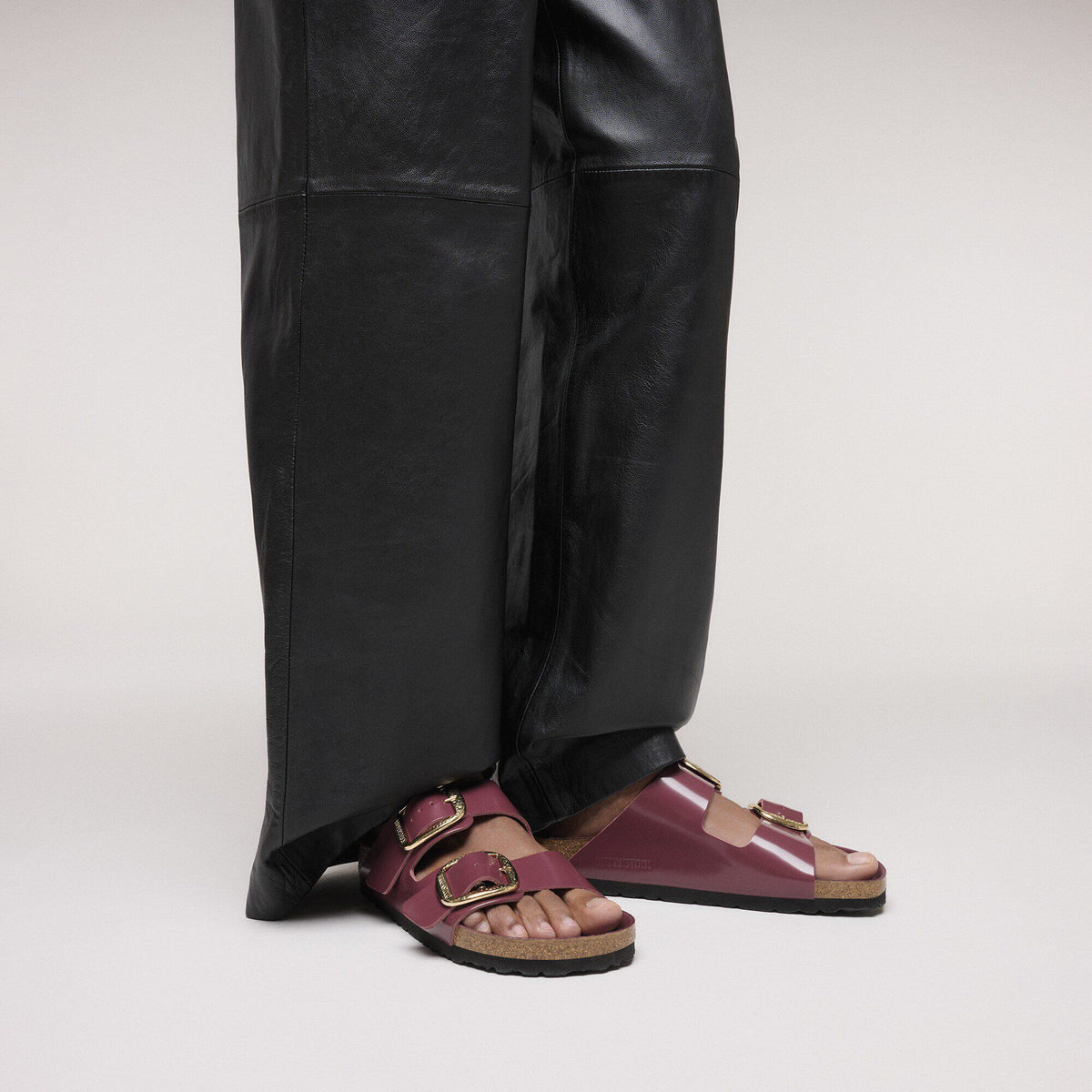 Arizona Hammered Big Buckle Natural Leather Patent in Color Zinfandel High Shine | Birkenstock