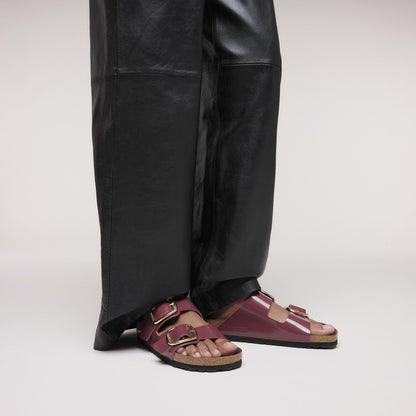 Arizona Hammered Big Buckle Natural Leather Patent in Color Zinfandel High Shine | Birkenstock