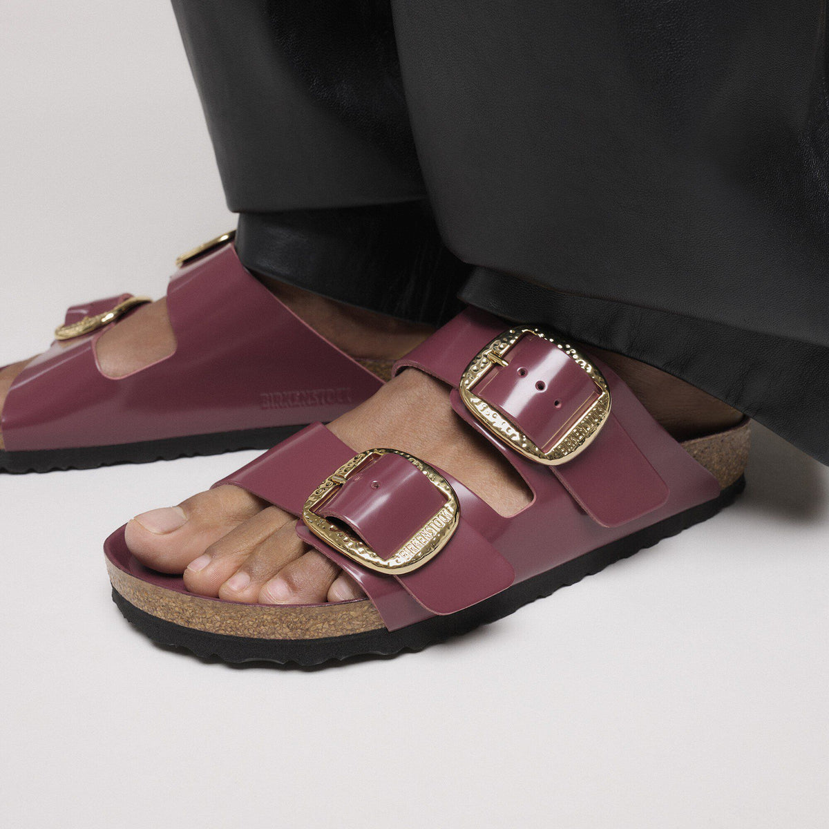 Arizona Hammered Big Buckle Natural Leather Patent in Color Zinfandel High Shine | Birkenstock