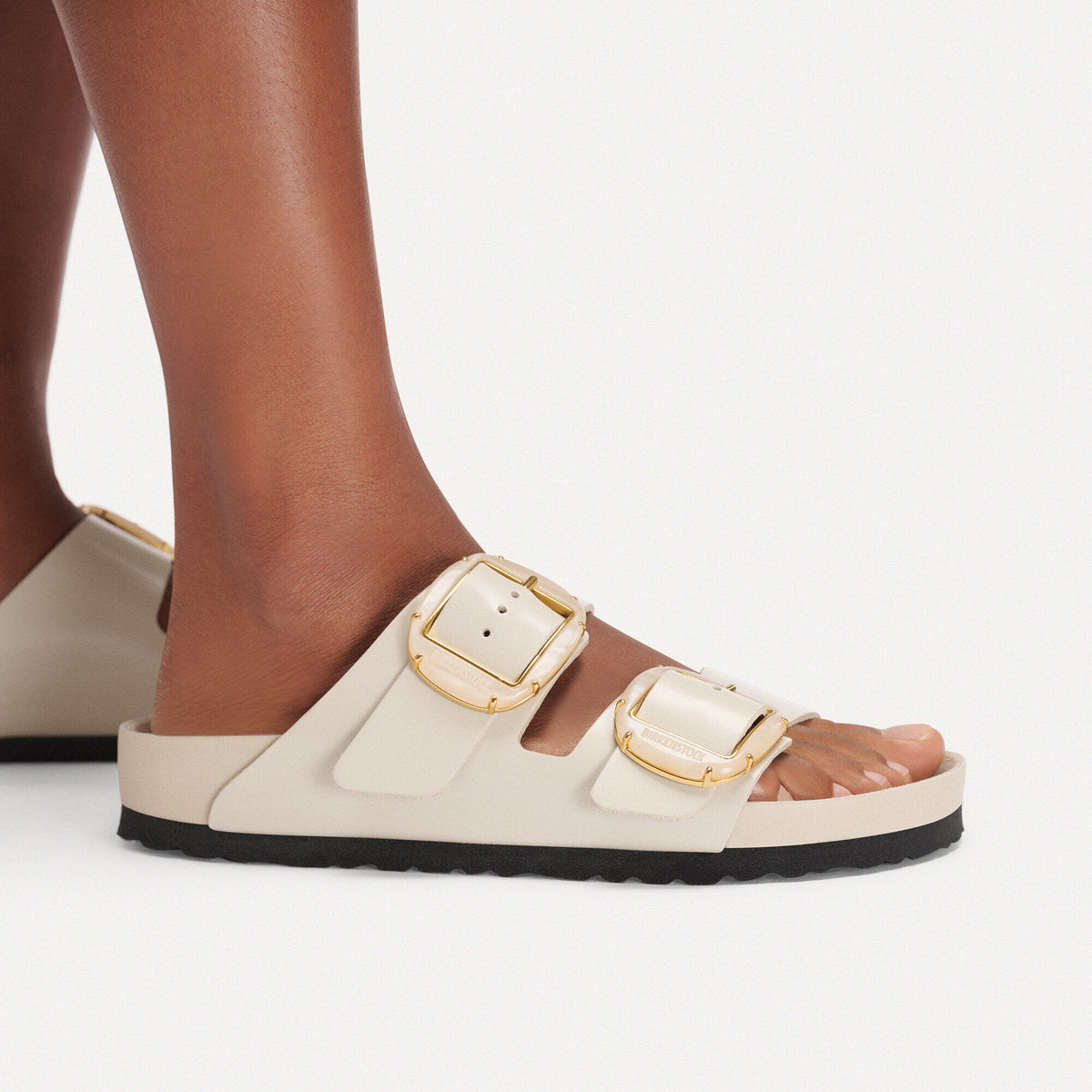 Arizona Big Buckle Pearl Natural Leather Patent in Color High-Shine Oyster | Birkenstock