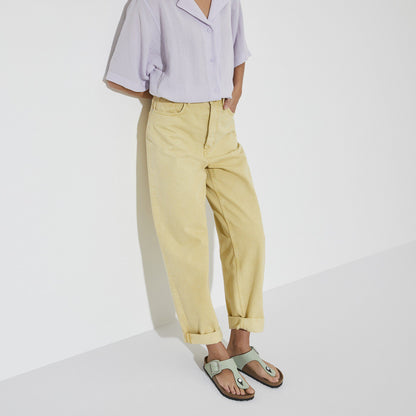 Gizeh Big Buckle Nubuck Leather in Color Matcha | Birkenstock