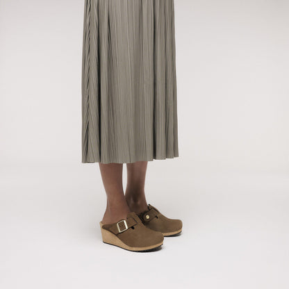 Fanny Suede Leather in Color Dark Tea | Birkenstock