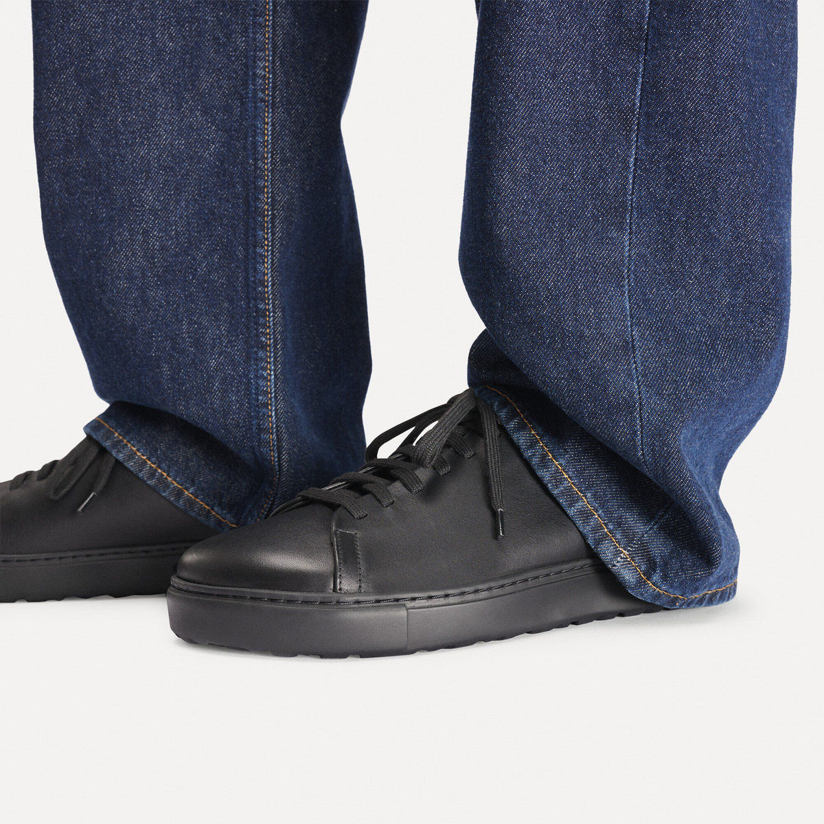 Bend Low Leather in Color Black | Birkenstock