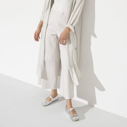 Tracy Leather in Color Silver | Birkenstock