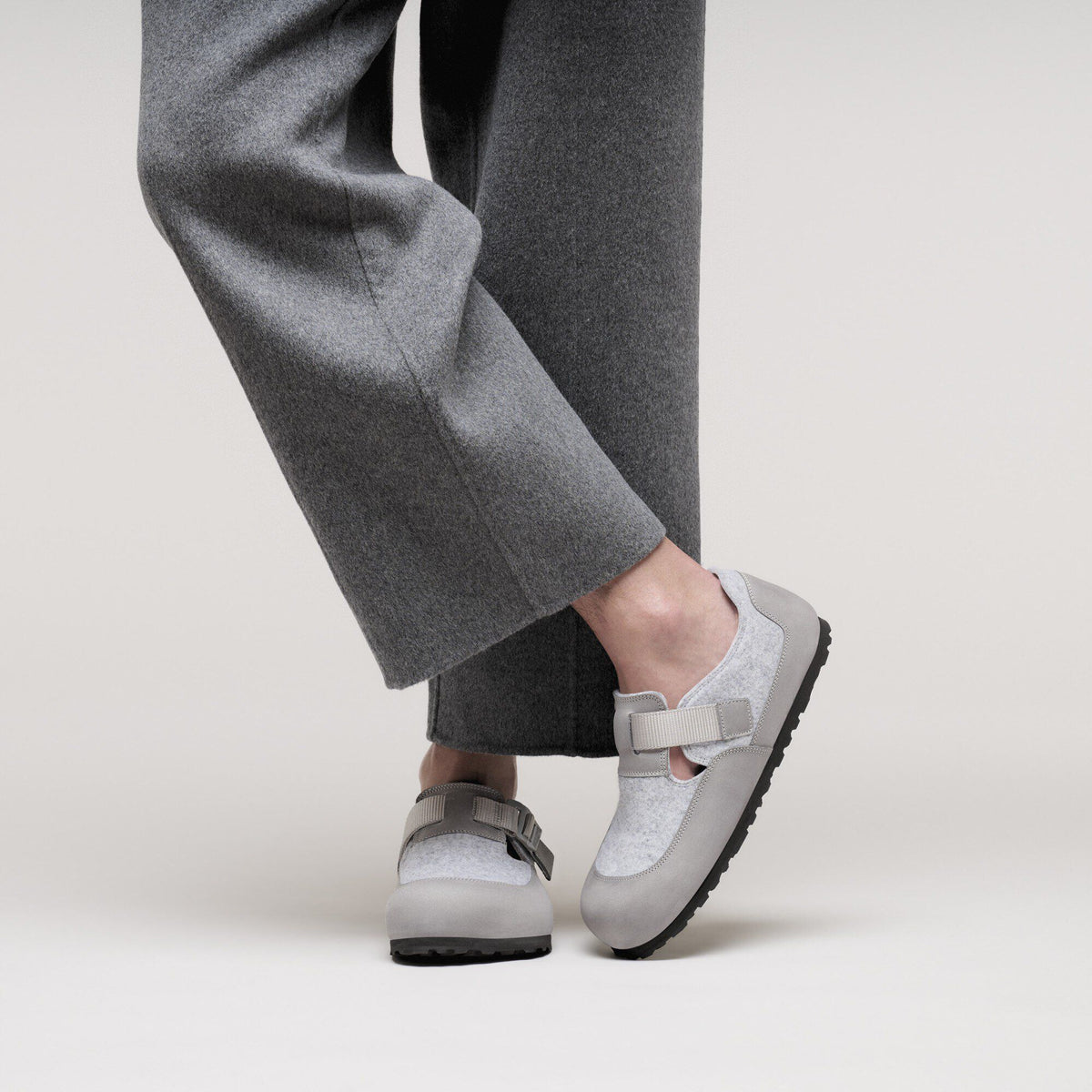 London Nova Leather/Textile/Felt in Color Stone Coin | Birkenstock