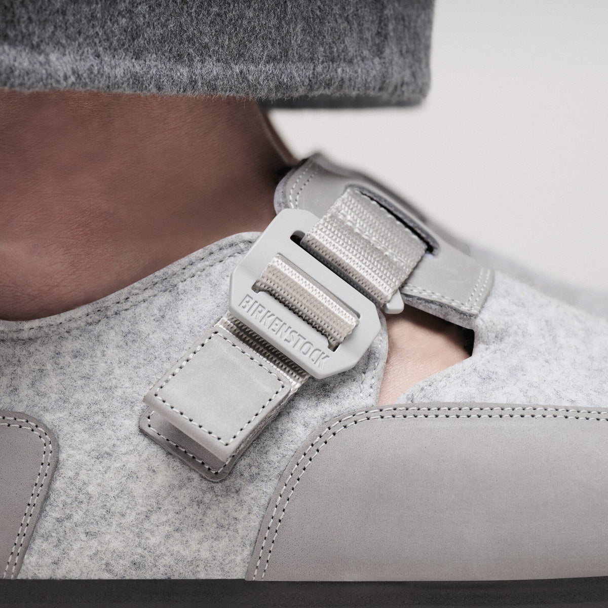 London Nova Leather/Textile/Felt in Color Stone Coin | Birkenstock