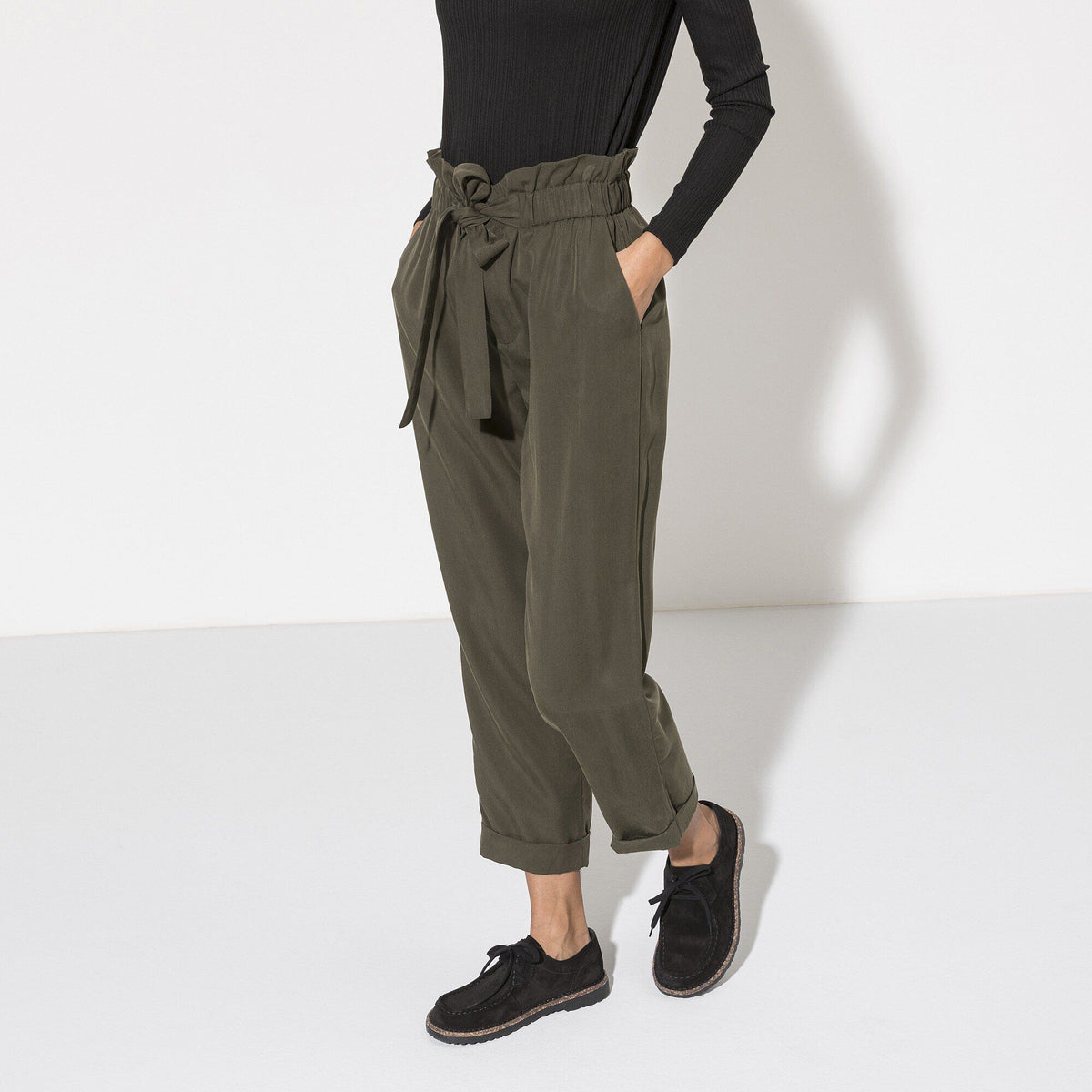 Pasadena III Suede Leather in Color Black | Birkenstock