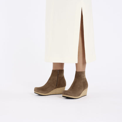 Ebba Suede Leather in Color Dark Tea | Birkenstock