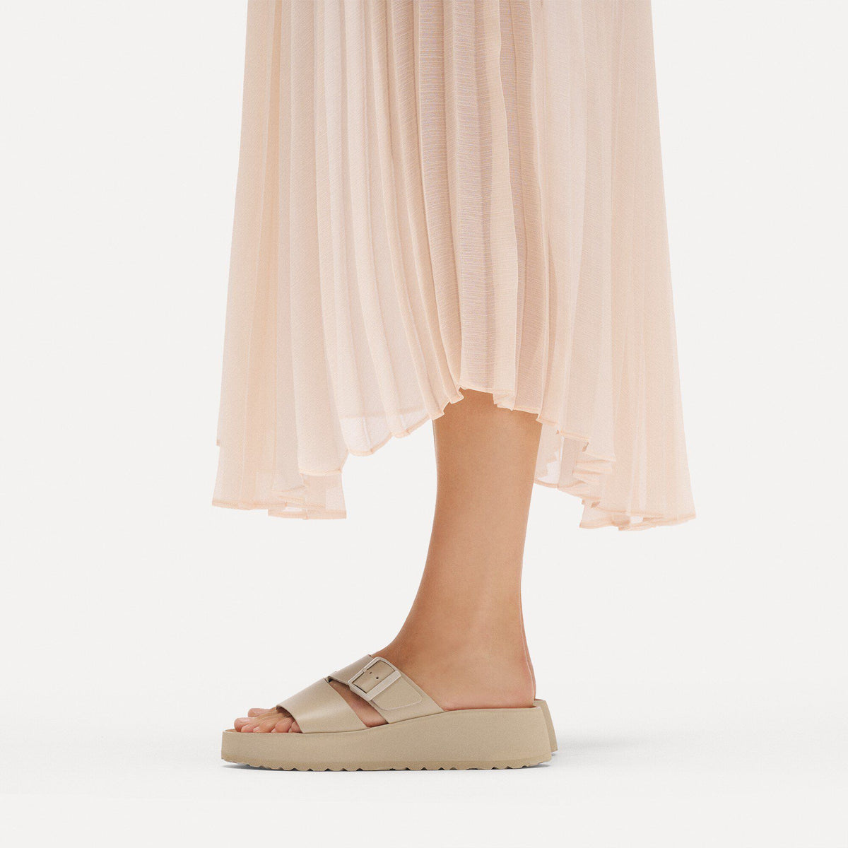Almina Leather in Color Oyster | Birkenstock