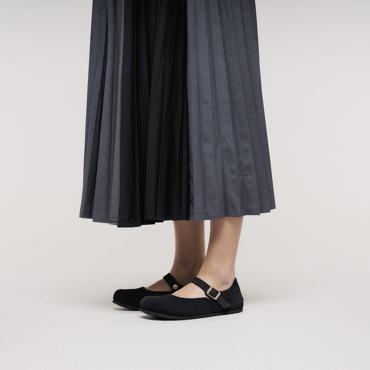 Mantova Suede Leather in Color Black | Birkenstock