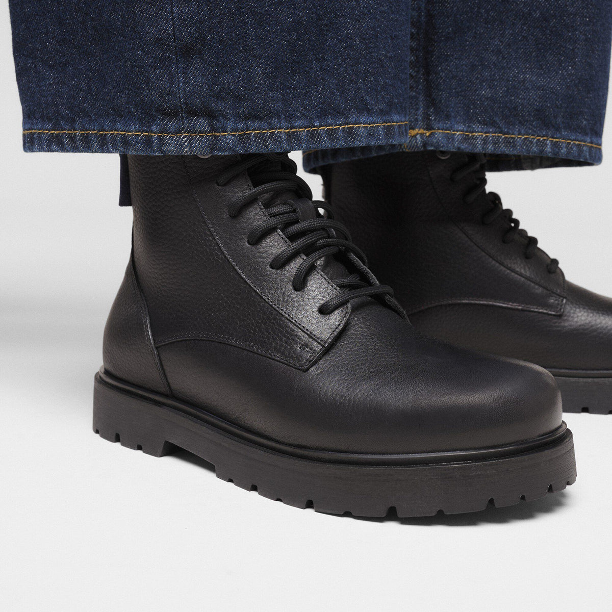 Highwood Mid Waterproof Leather in Color Black | Birkenstock